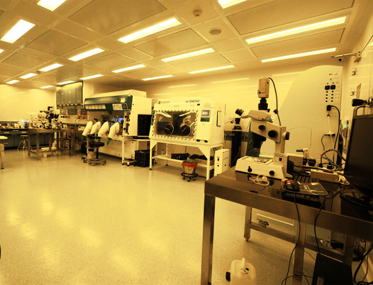 胚胎培养实验室内的另一个角度,展示实验室内的仪器设备