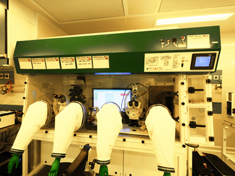 胚胎培养箱“Vitro safe .”空间很大，可将第二代显微受精使用的专用仪器安装于其内